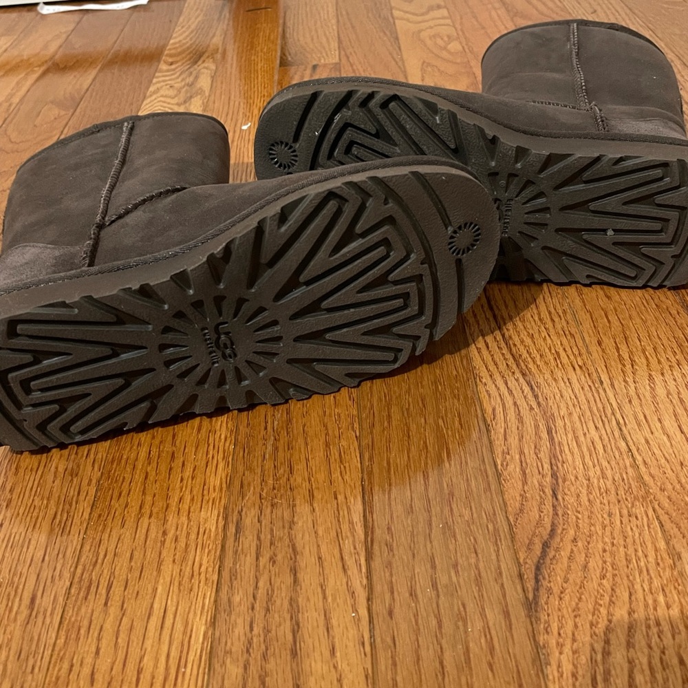 Brown Classic UGGS! 5 - Picture 4 of 6